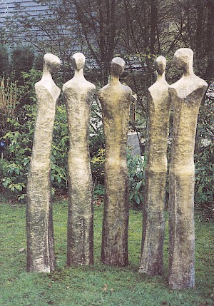 Fünf stehende, einzelne Hohe Figuren