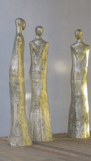 Drei stehende Figuren