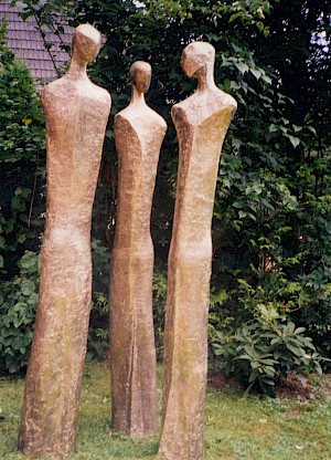 Drei stehende einzelne Hohe Figuren